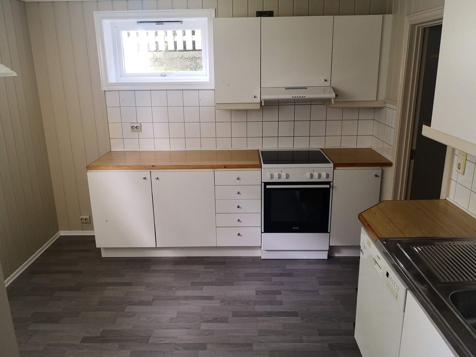 Kjøkken2 - Ny kjøkkenvifte, komfyr, kjøleskap (ikke på bildet) og oppvaskmaskin inkl. Galleribilde