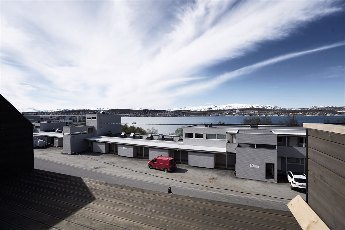 Utsikt over området og mot Tromsøya fra verandaen