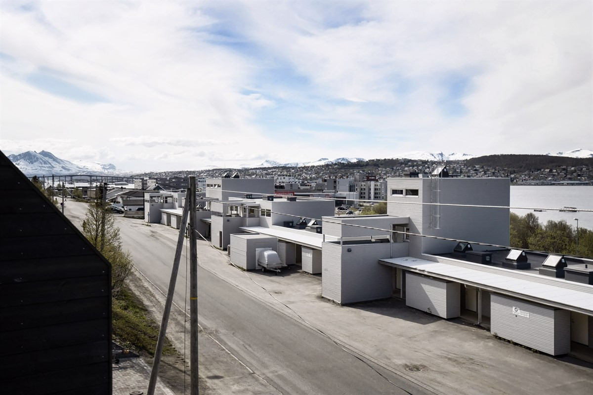 Utsikt over området og mot Tromsøya fra verandaen