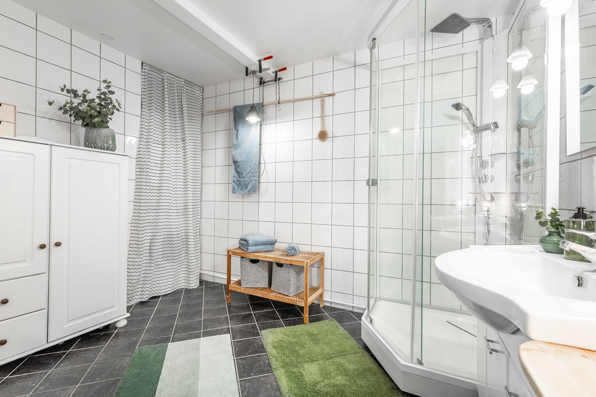 Fliselagt baderom med nisje for vask/tørk, og ellers god plass til kabinett og servant
