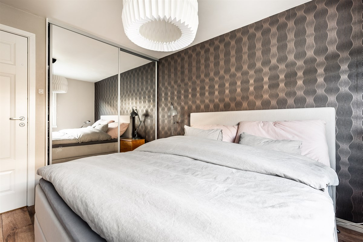 Hovedsoverom med romslig skyvedørsgarderobe