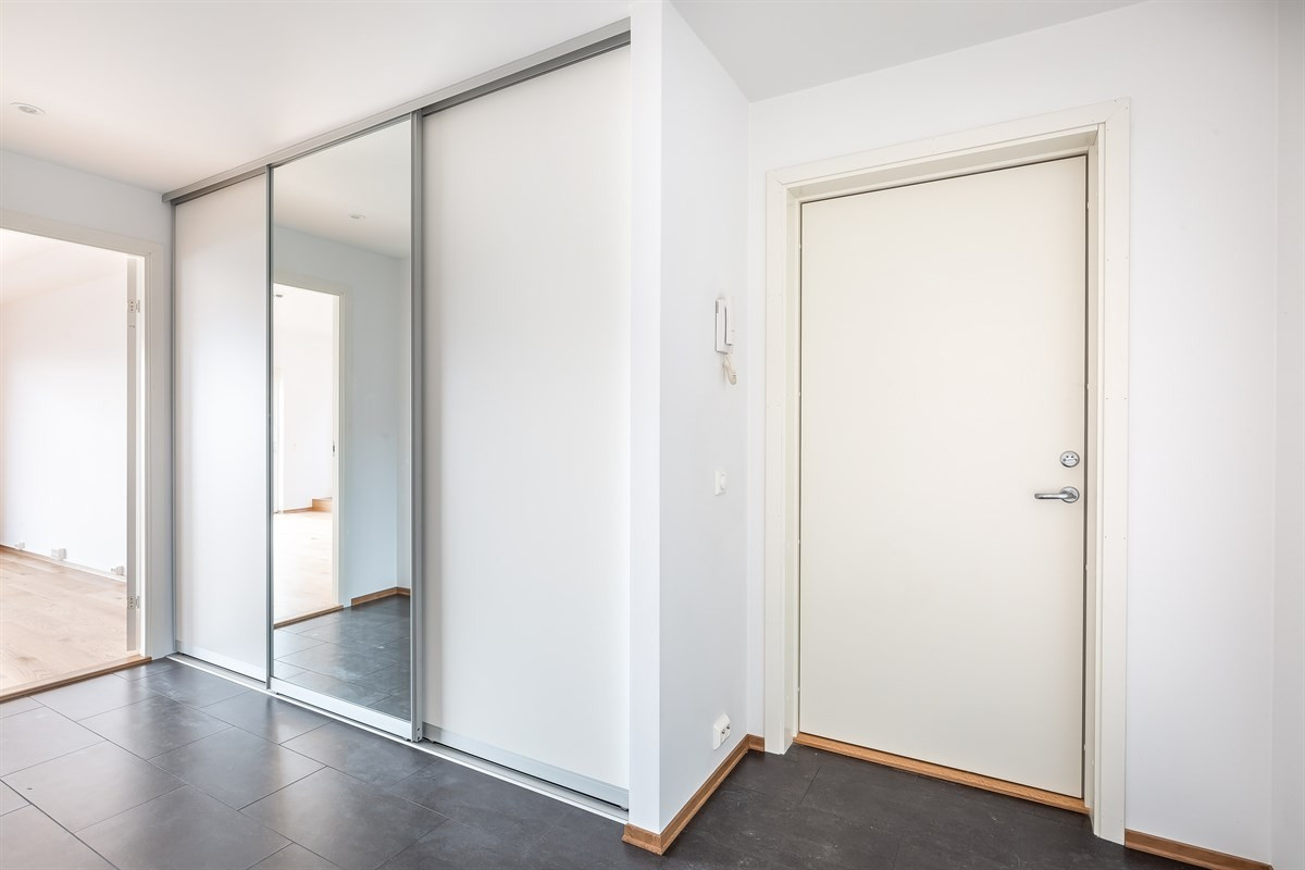 Entreen har praktisk skyvedørsgarderobe