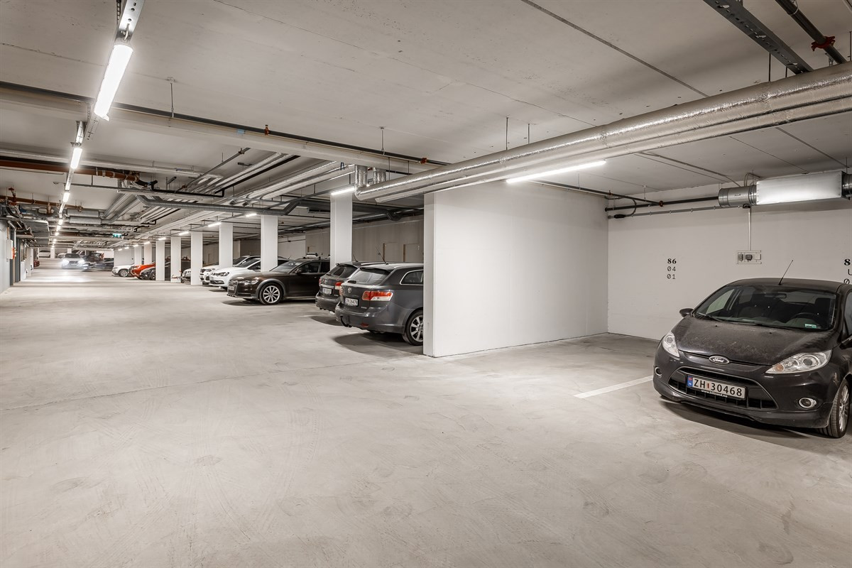 Leiligheten disponerer egen parkeringsplass i garasjeanlegg. Heis til alle plan.