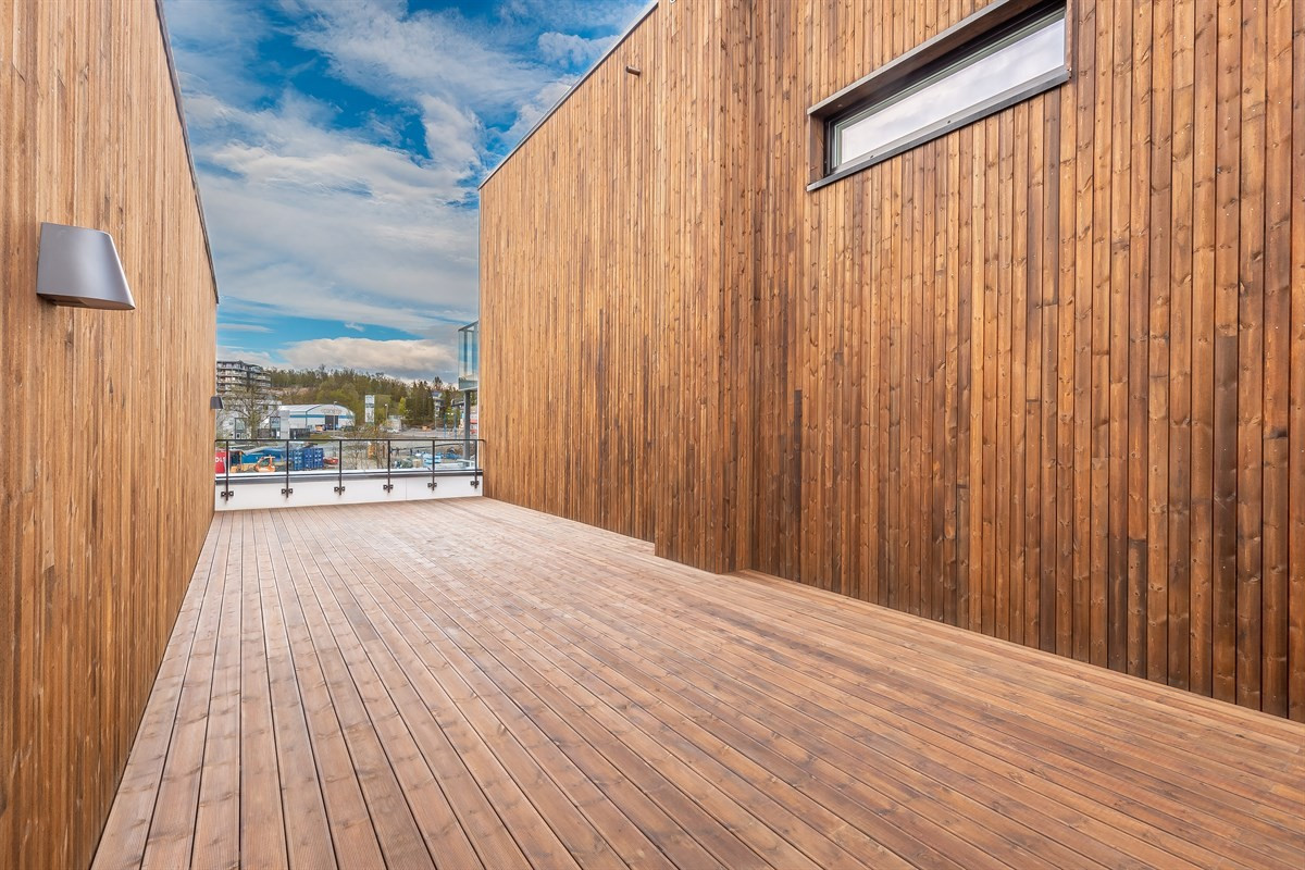 Den største terrassen har utgang fra stuen og har god plass til lange sommerkvelder