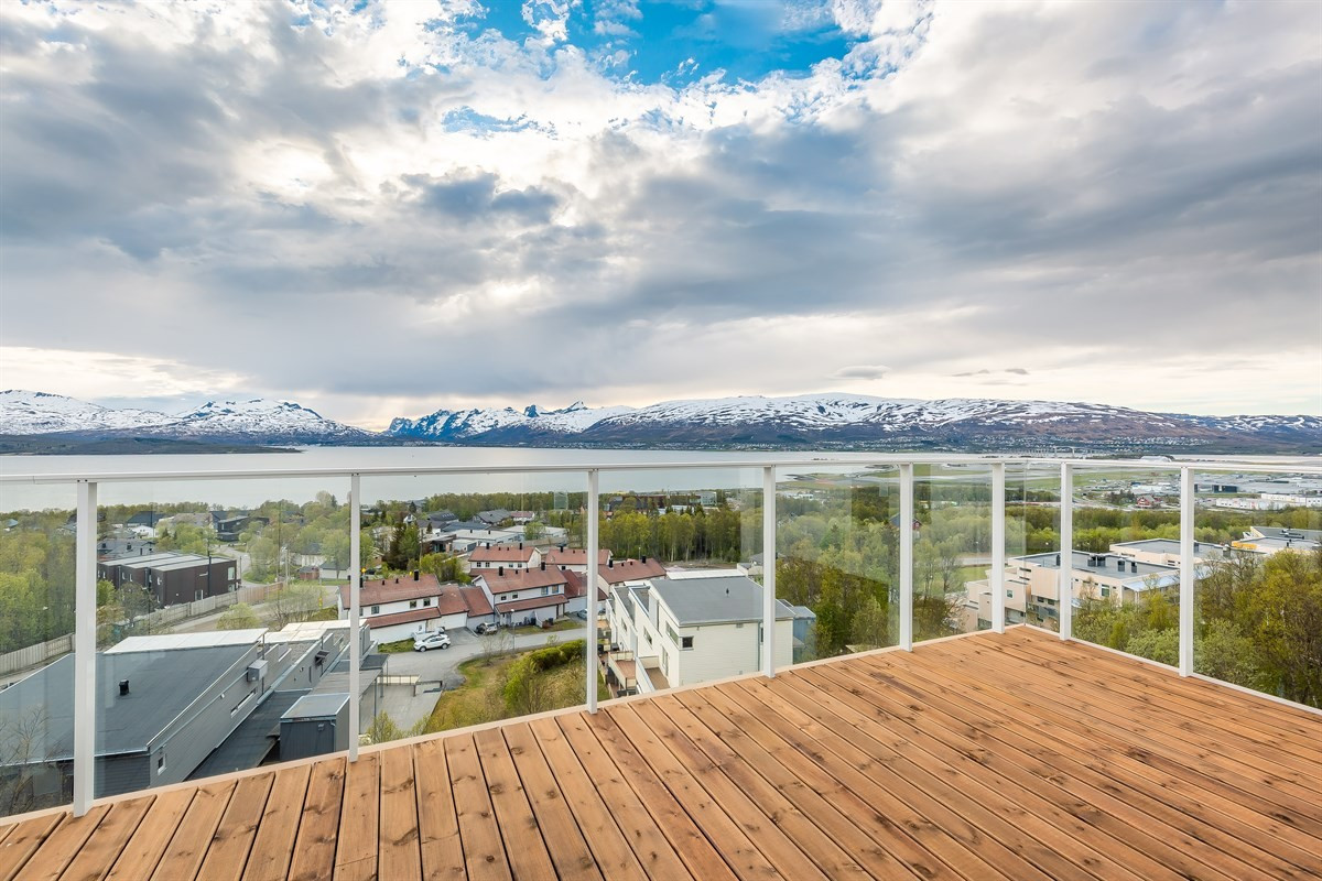 Fantastisk utsikt fra èn av leilighetens tre balkonger