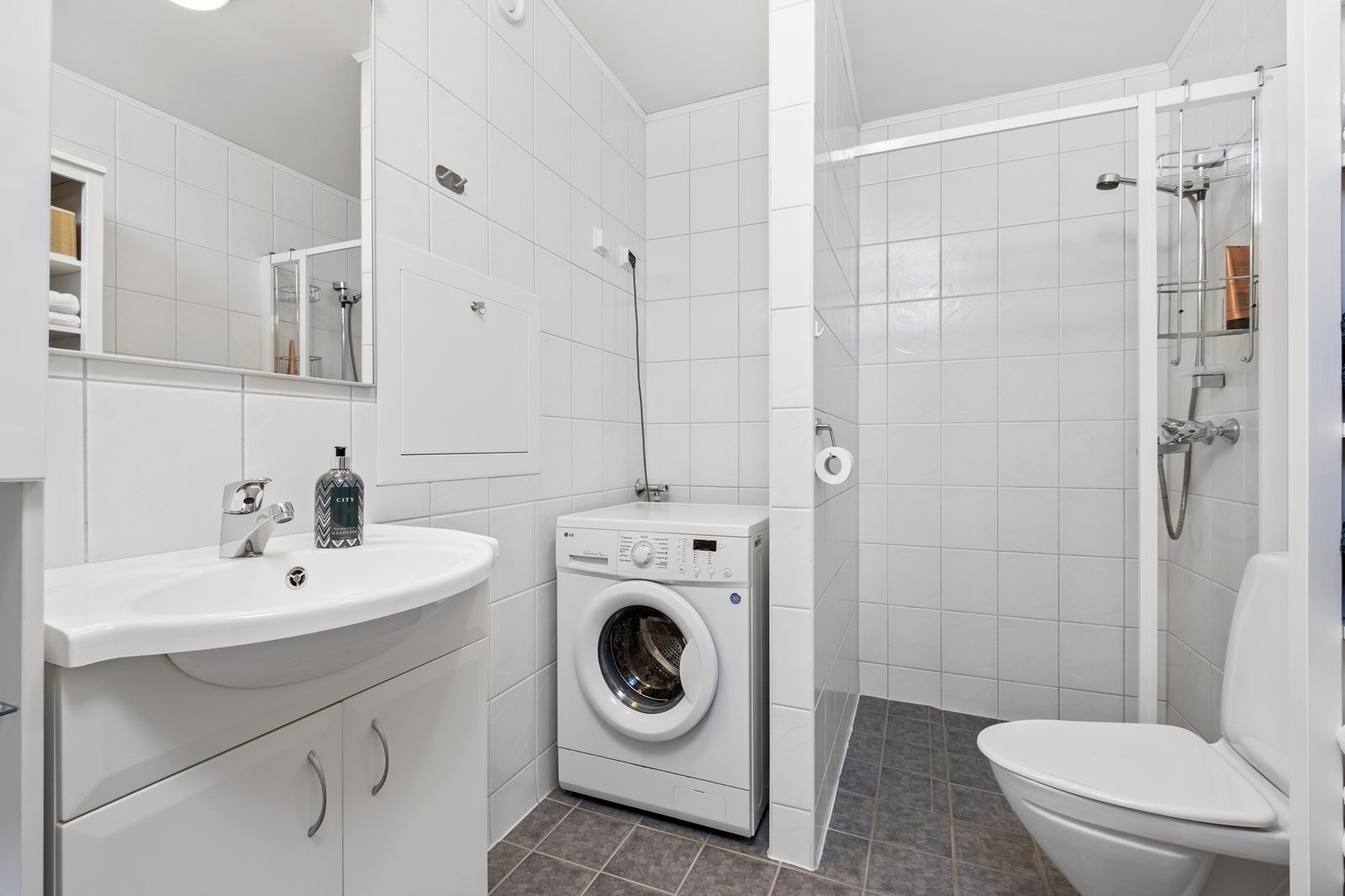 Badet har opplegg for vaskemaskin. Plass til tørketrommel over vaskemaskinen. Galleribilde