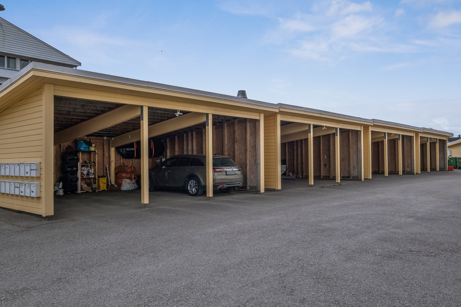 Carport medfølger. I tillegg er det stor parkeringsplass på borettslagets fellestomt. Galleribilde