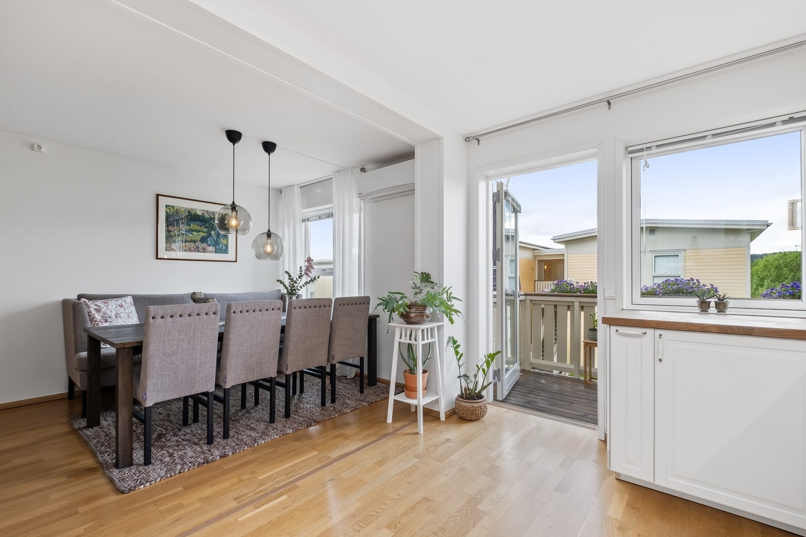 Utgang til verandaen fra stue og kjøkken. Galleribilde