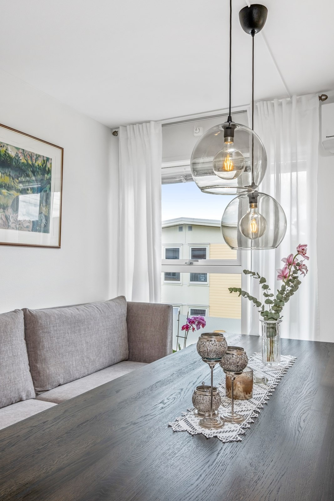 Spiseplass ved vinduet. Galleribilde