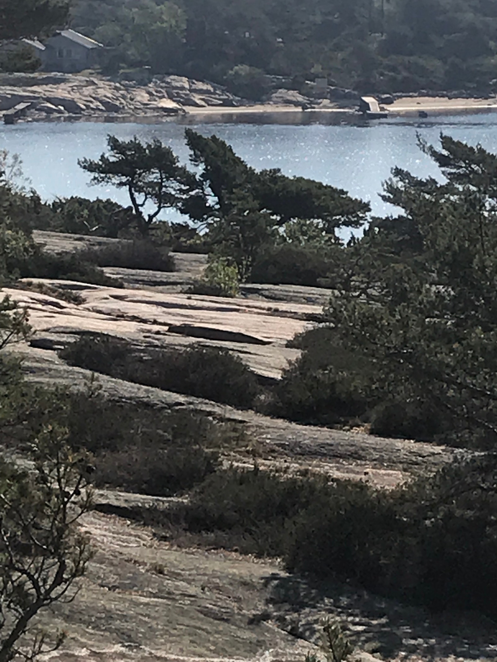 Utsikt fra terrassen mot Asmalsundet og båtlivet Galleribilde