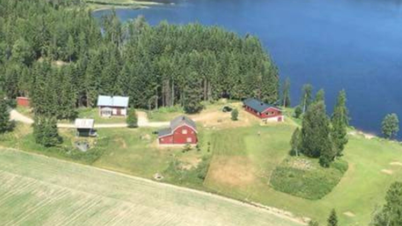 Flybilde - hytten i midten av bilde Galleribilde