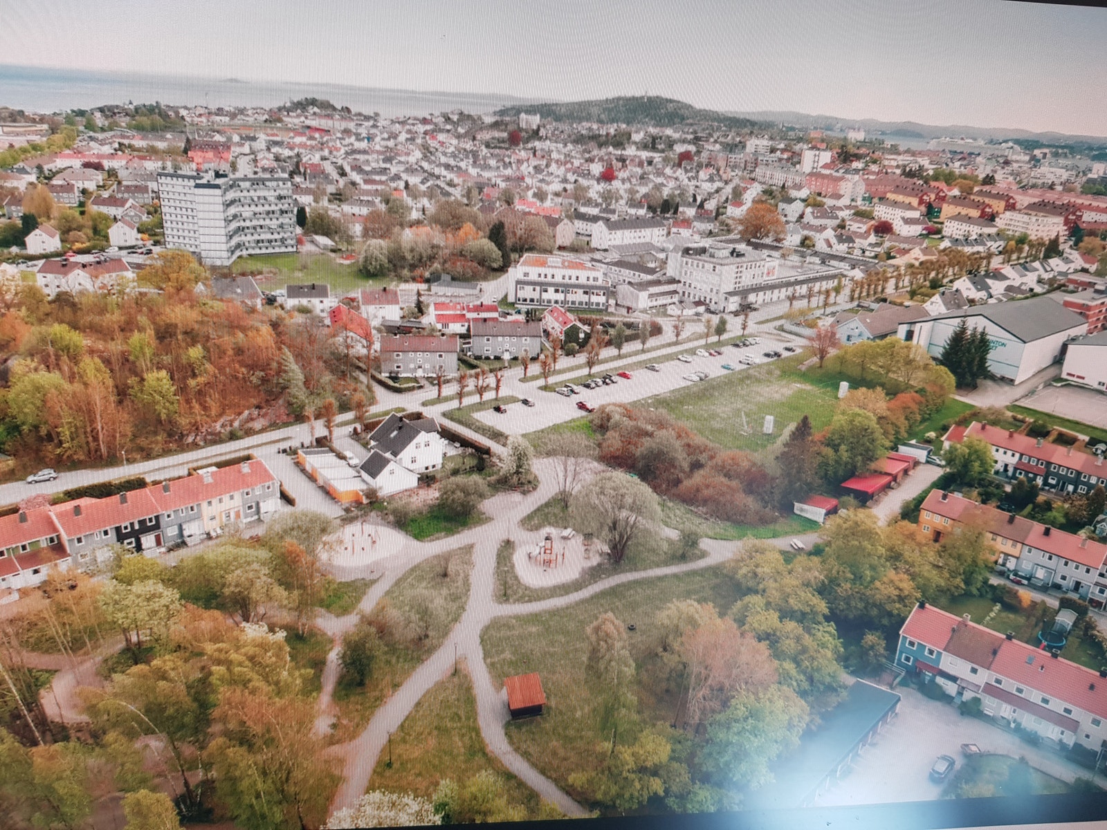 Oversiktsbilde over parken som ligger bak huset vårt. Galleribilde