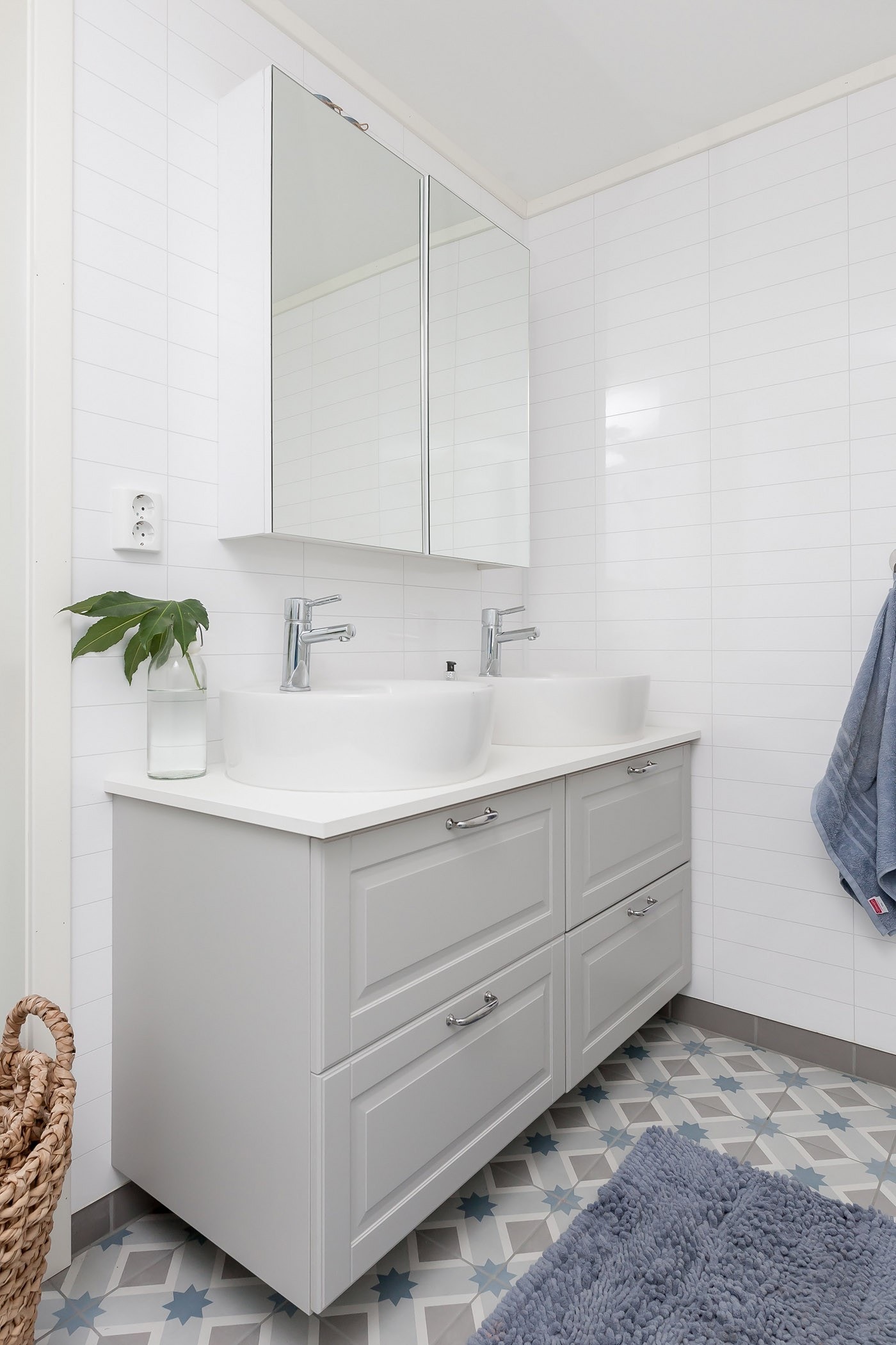 Bad med servantskap Galleribilde