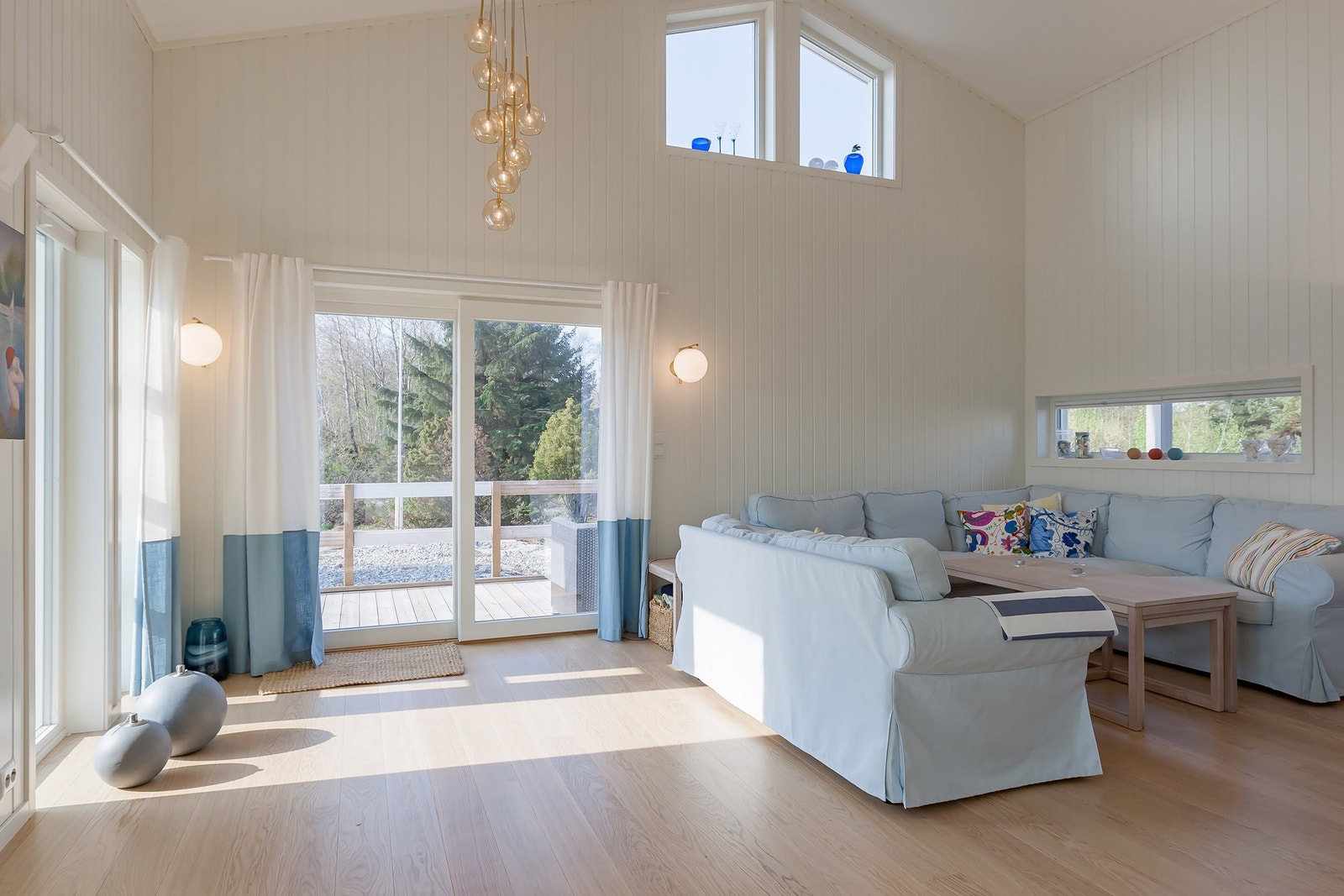 Sofagruppe og dobbel verandadør mot syd Galleribilde