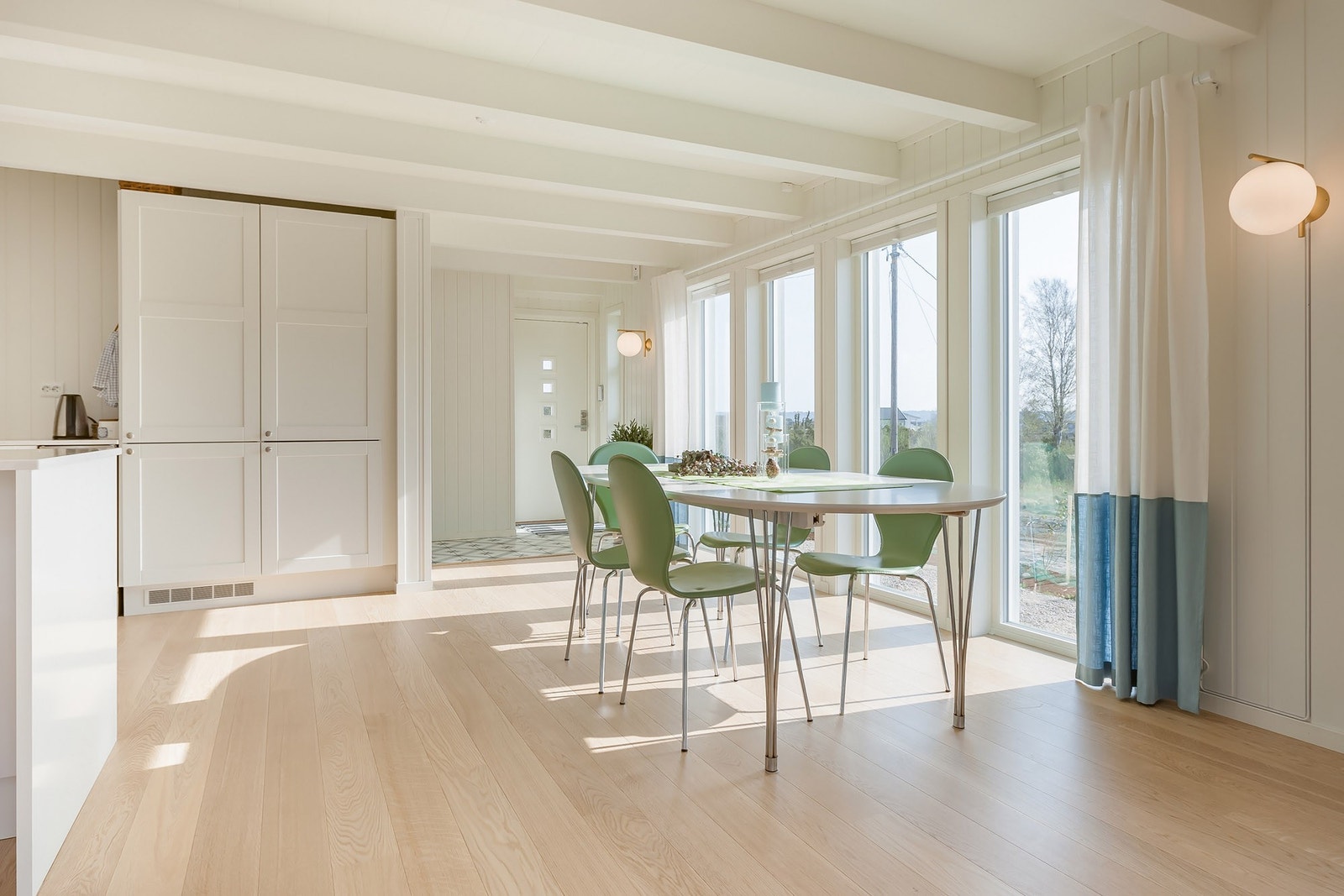 Spisebord med plass til 12 personer Galleribilde