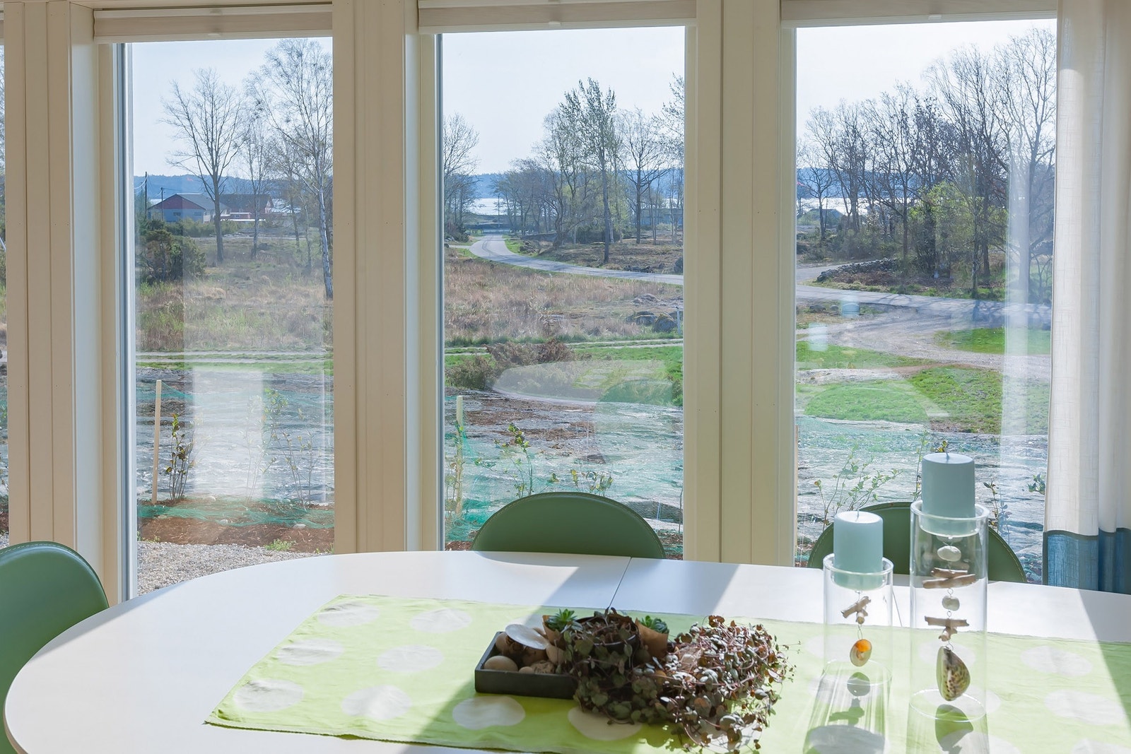 Spiseplass med utsikt til sjøen Galleribilde