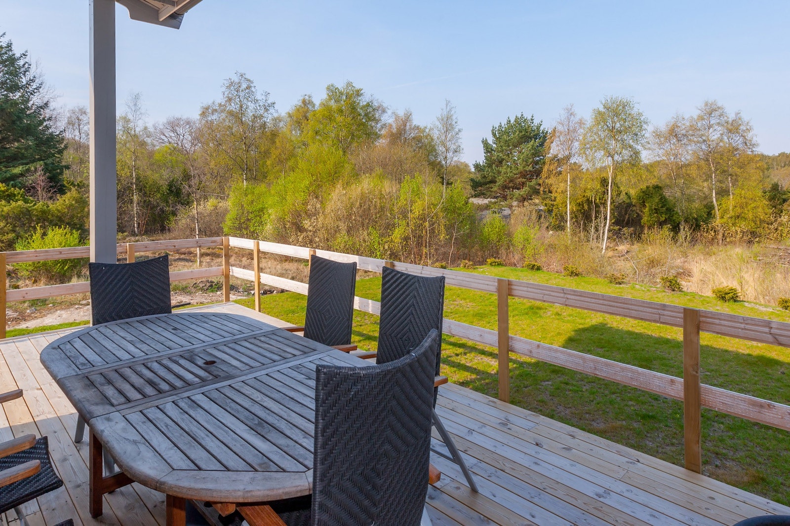 Veranda mot vest med stor plen Galleribilde