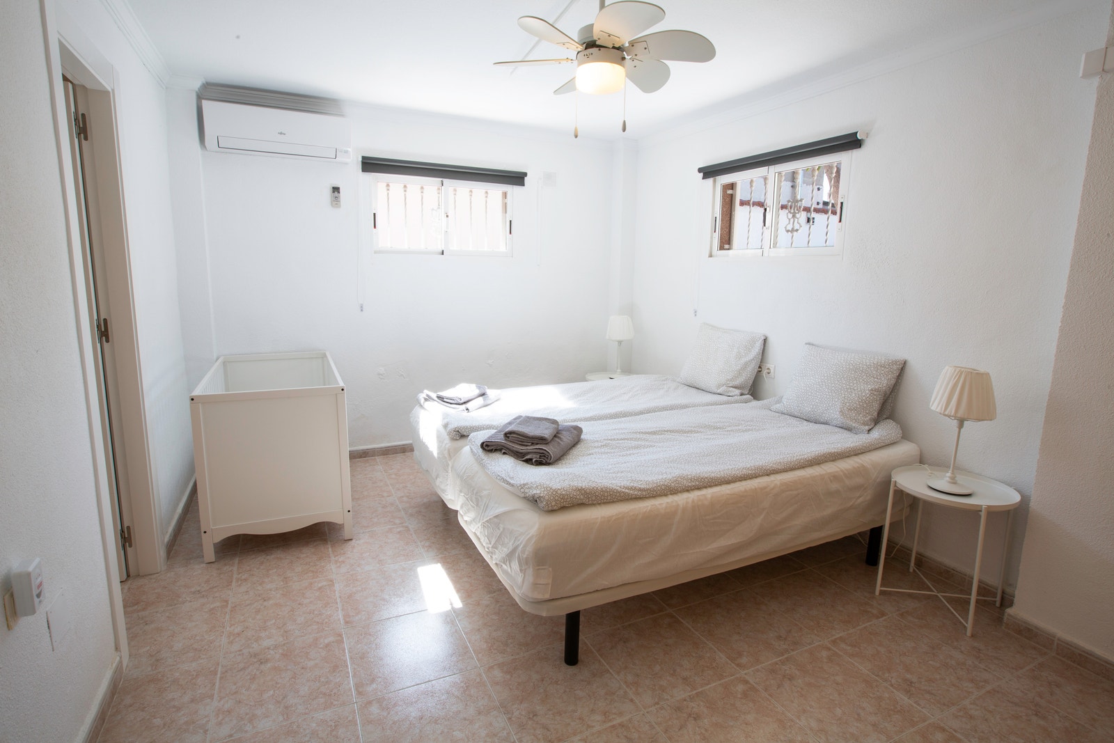 Soverom 2 i kjeller etasje.Med barneseng. Et av syv soverom. Galleribilde