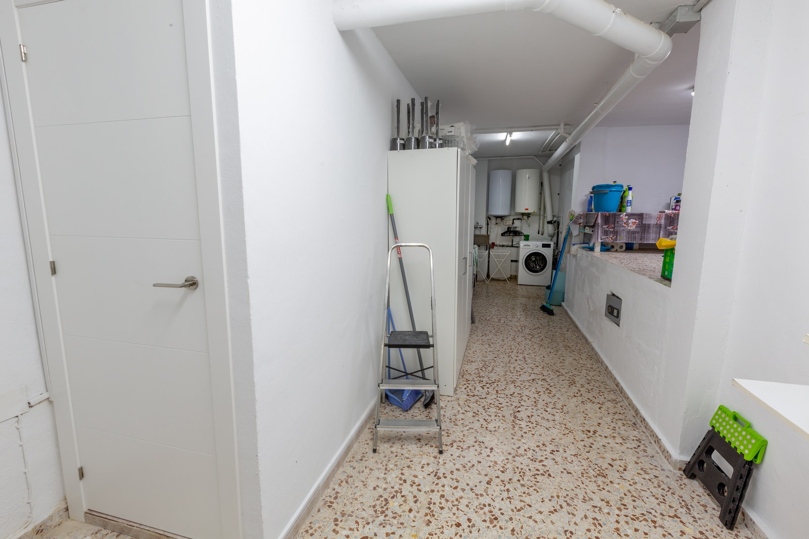 Stort vaskerom med utgang direkte til baksiden av huset og da tørkesnor, Galleribilde