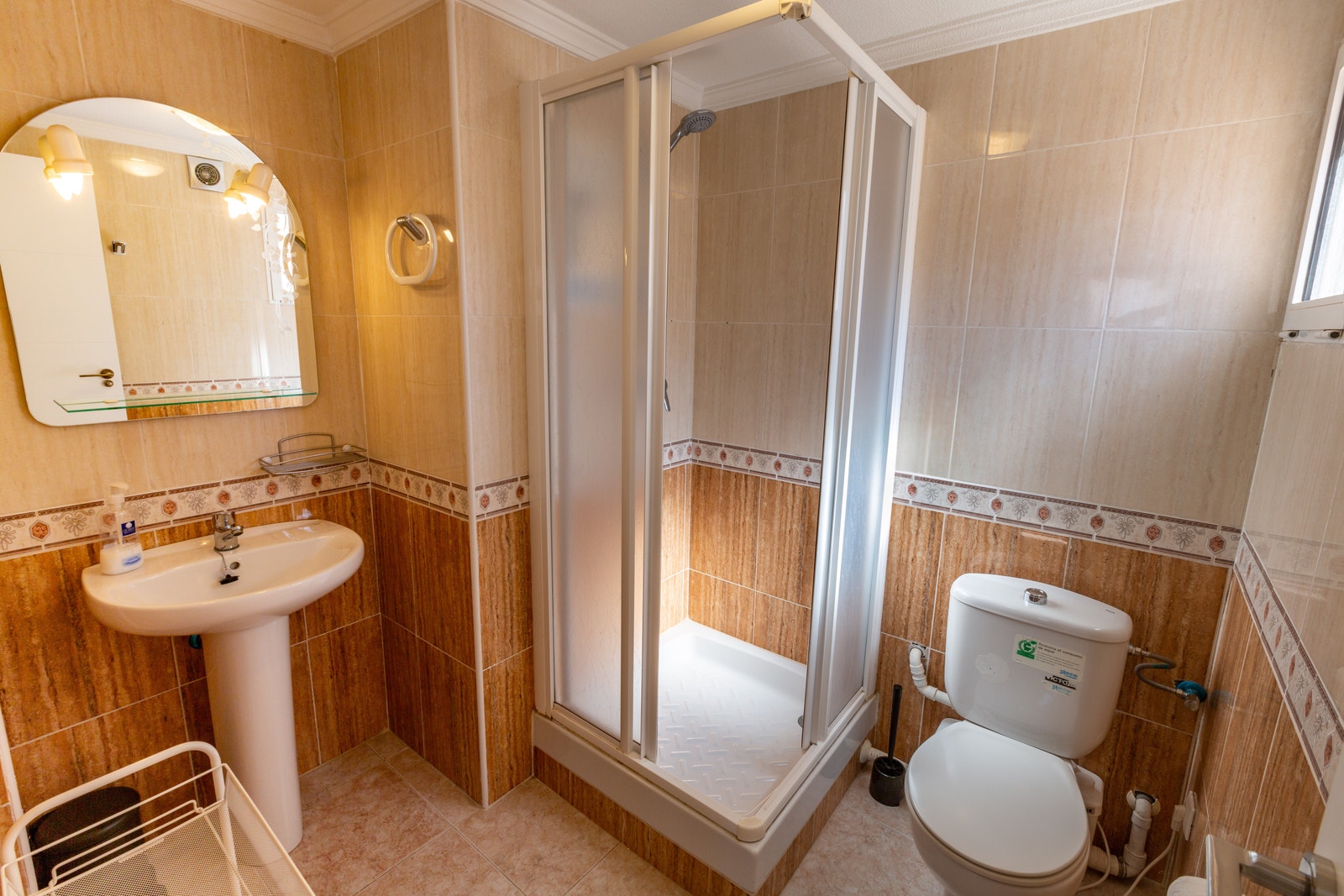 Bad kjeller etasje, Et av seks bad og to toalett rom. Galleribilde