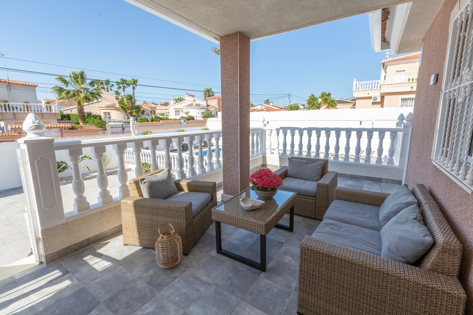 Terrasse ved inngang med sittegruppe. Galleribilde