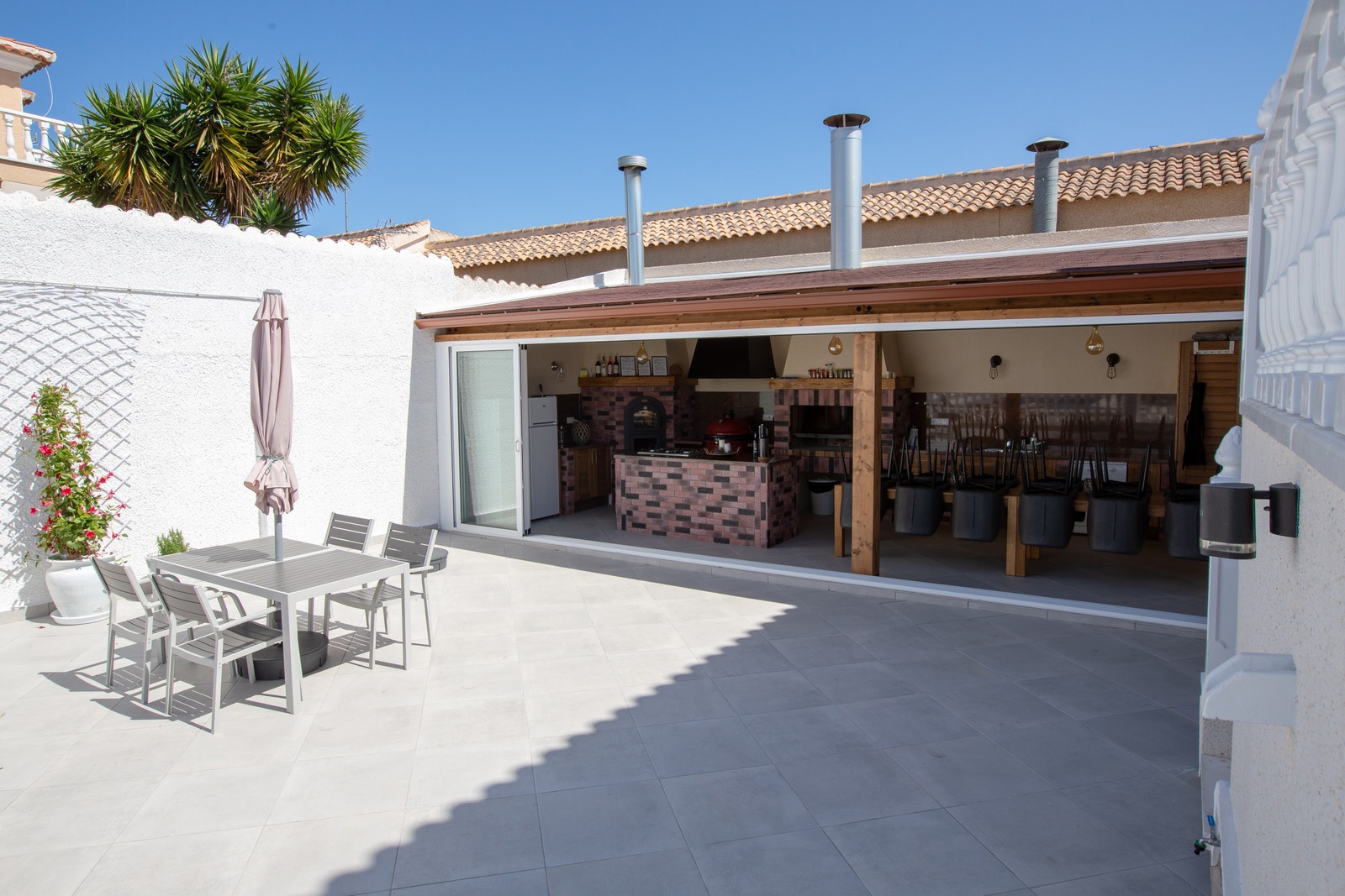 Fliselagt område foran utekjøkken Galleribilde