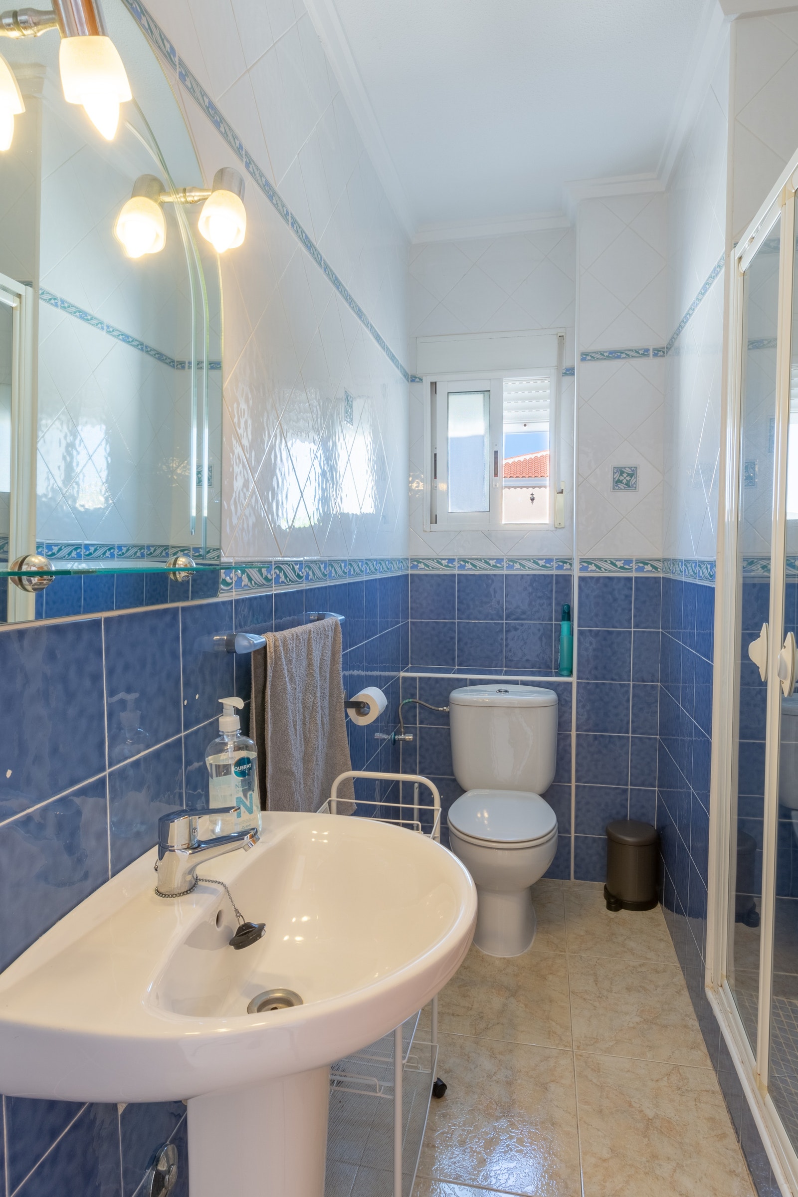 Bad andre etasje. Et av seks bad og to toalett rom. Galleribilde