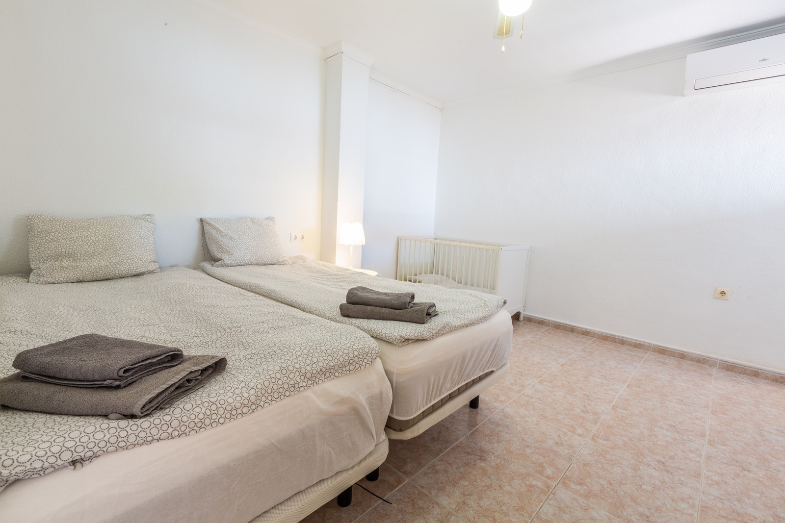 Soverom 3 i kjeller etasje,Med barneseng Et av syv soverom. Galleribilde