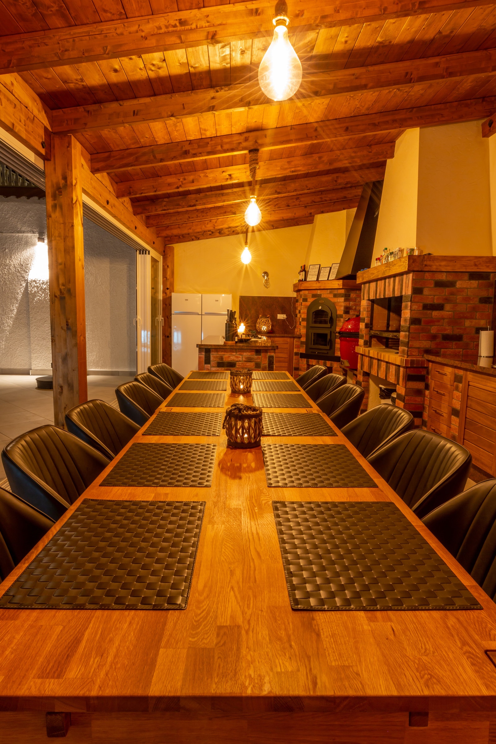 To store eikebord med muligheter for ilegg av ekstra plater. Galleribilde