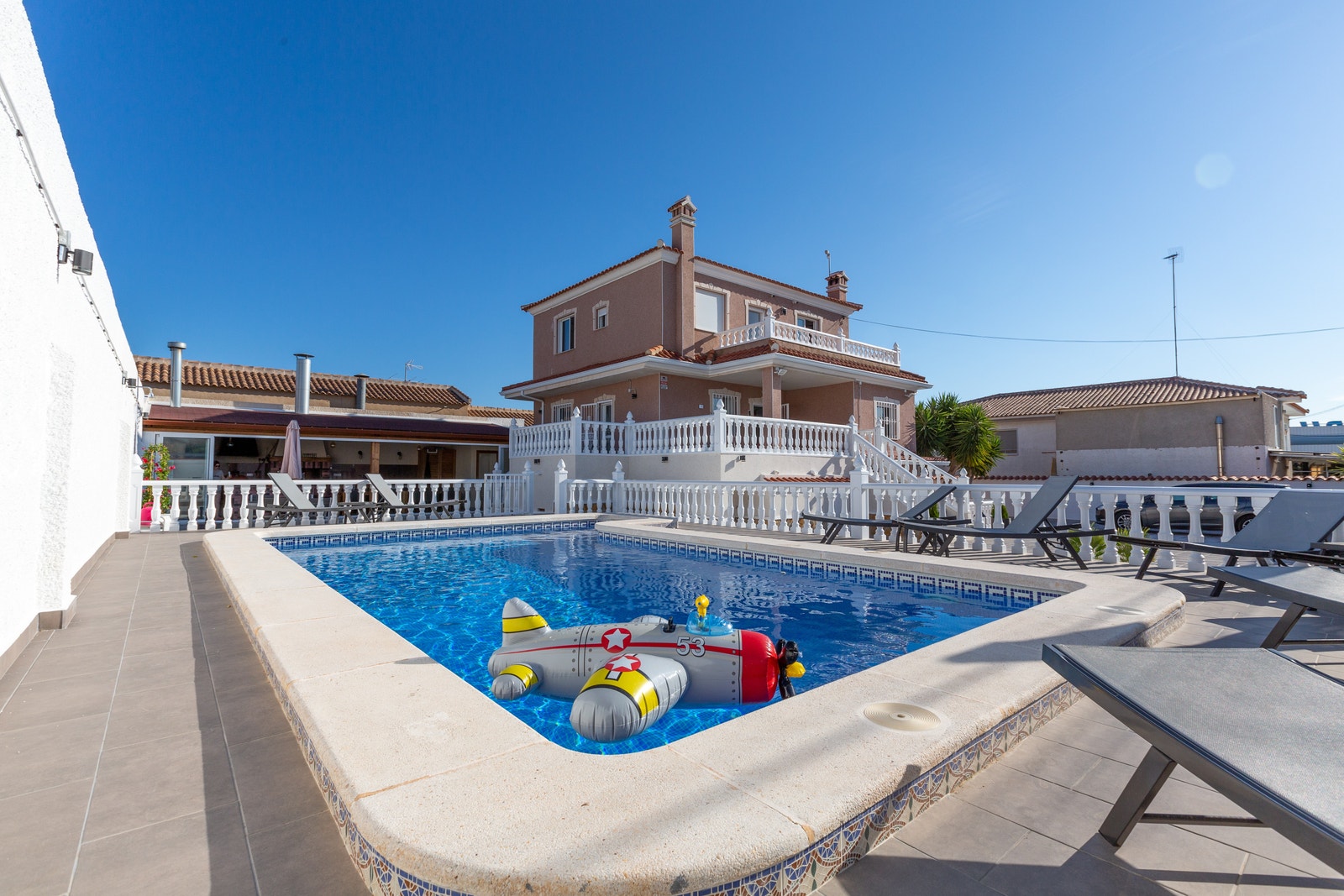 Oppblåsbare barnebasseng og badeleker i kjeller. Galleribilde