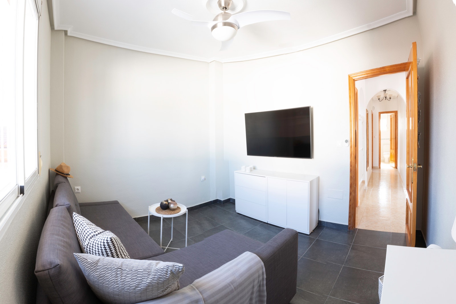 Egen TV stue med 55 smart TV, Sofaen kan gjøres om til dobbelseng ved behov. Vi kaller det vårt 8 soverom. Galleribilde