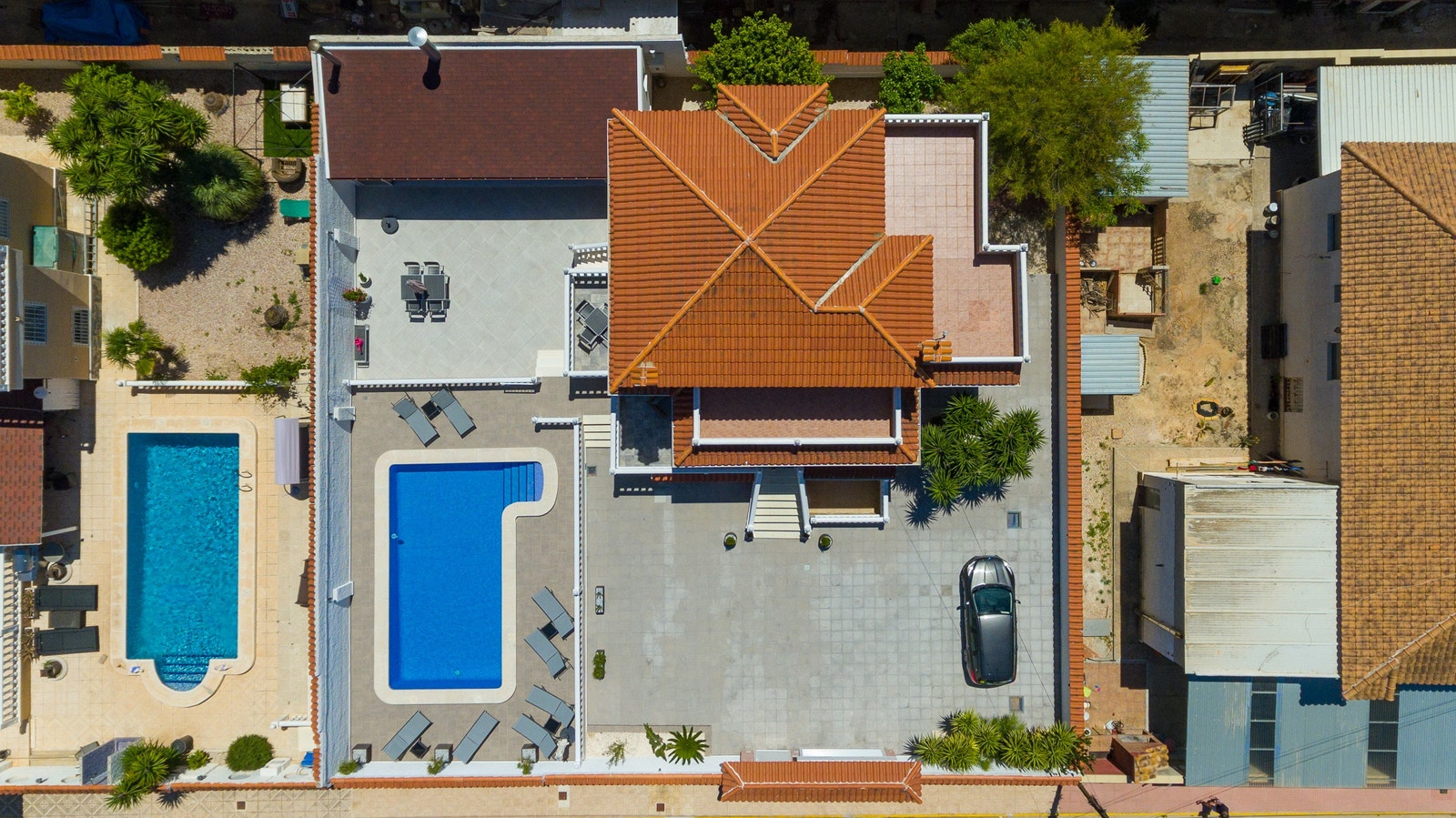 Stor eiendom, usjenert men midt i sentrum Galleribilde