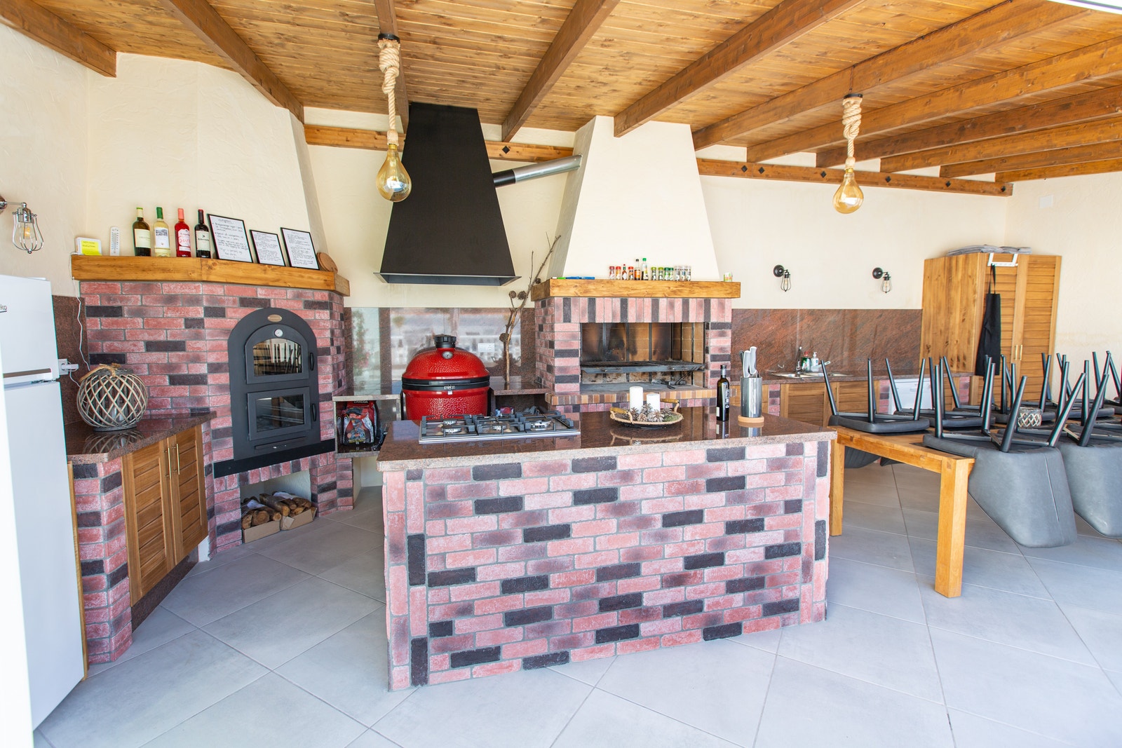 Grillen midt i bilde er 120 cm bred, en griller til 20 personer. Galleribilde