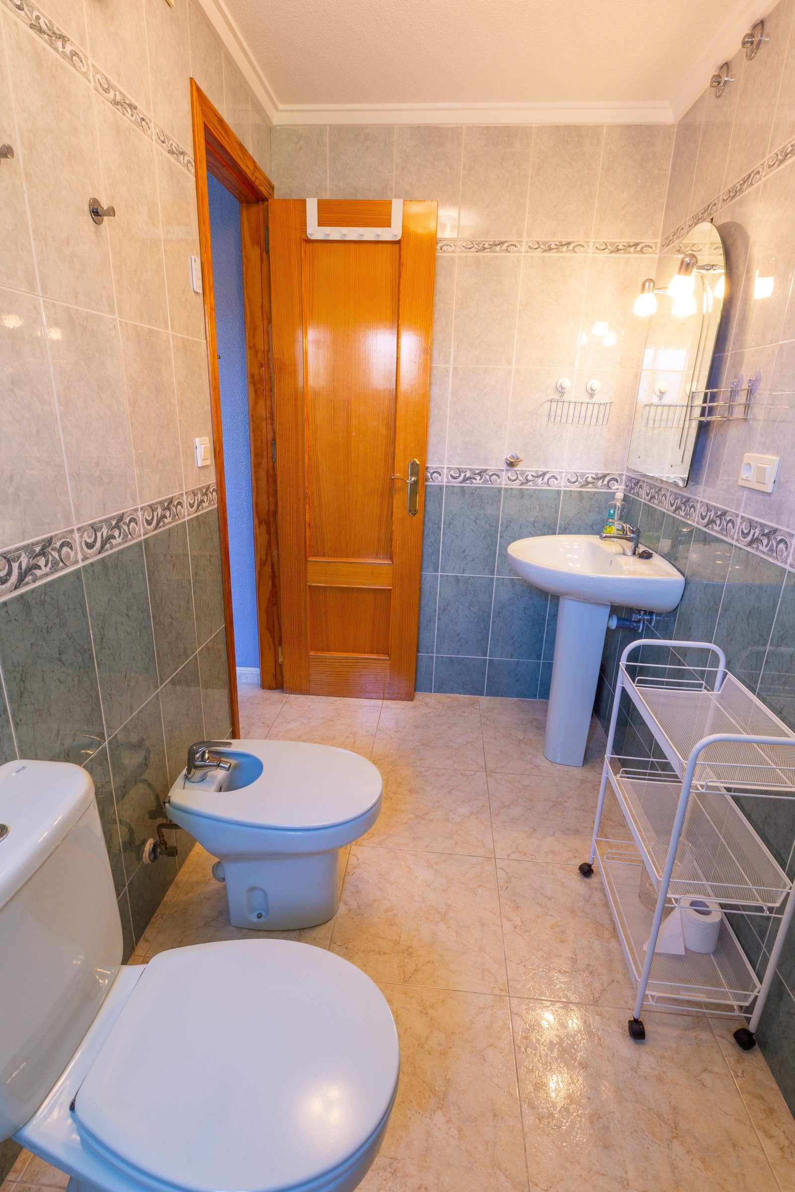 Bad andre etasje. Et av seks bad og to toalett rom. Galleribilde