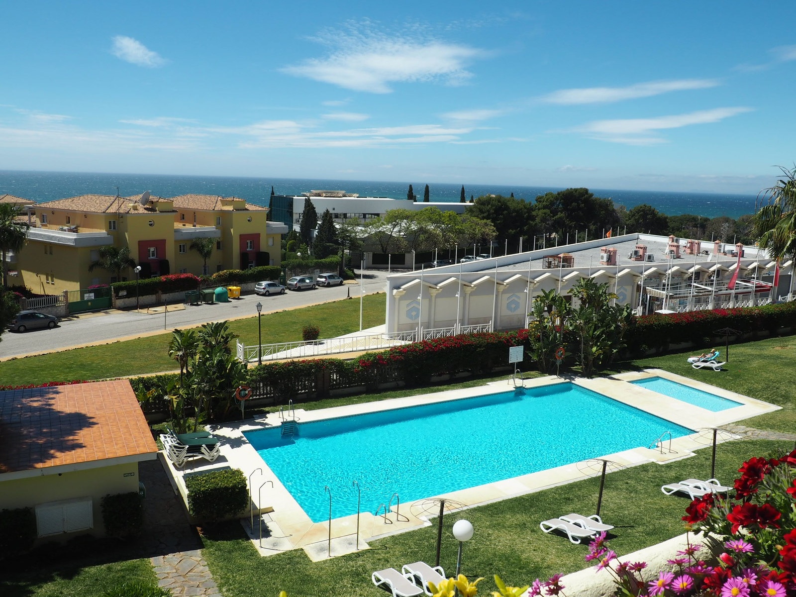 Fra takterrassen, ser man ned på det store, deilige bassenget som hører til sameiet. Området er flott, opparbeidet med nydelig hage og romslige fellesarealer med solsenger, parasoller og toalett/garderobe ved bassenget. Galleribilde