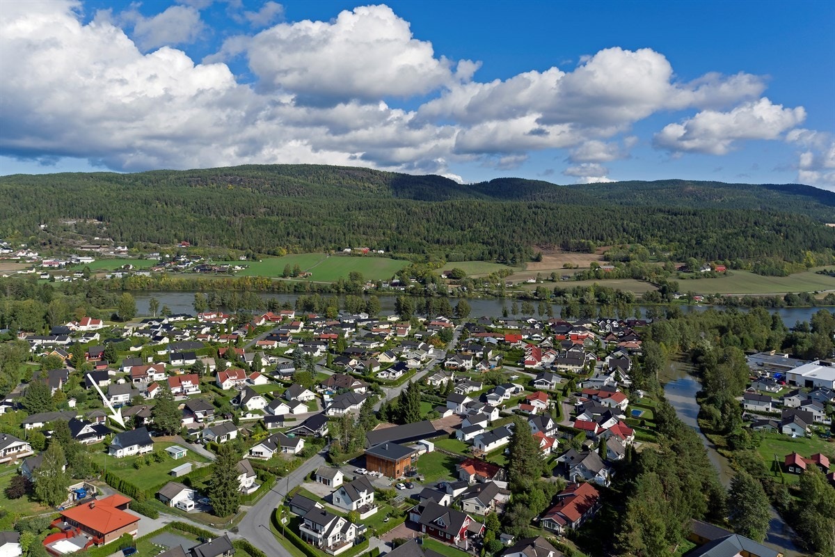 Området har nærhet til barneskole, barnehage, jernbanestasjon og gode servicetilbud. Galleribilde