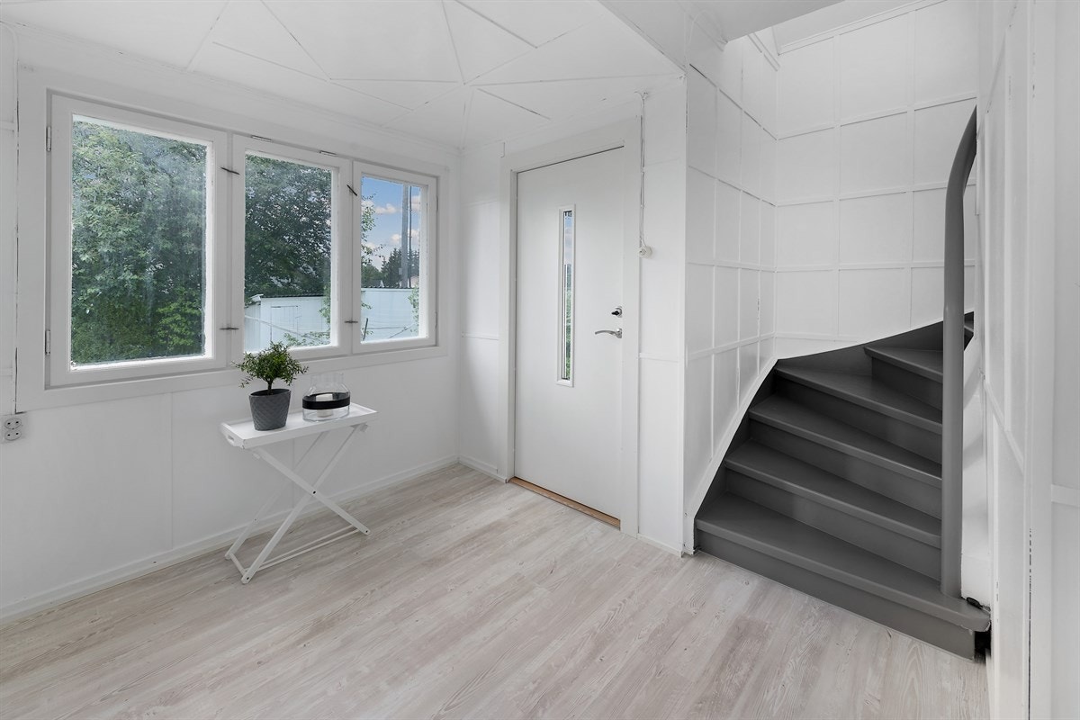 Boligen har inngang på nordvestsiden, med støpt, lysmalt trapp opp til en ytterdør fra 2018. Entreen har tre vinduer som gjør rommet lyst og trivelig. Galleribilde