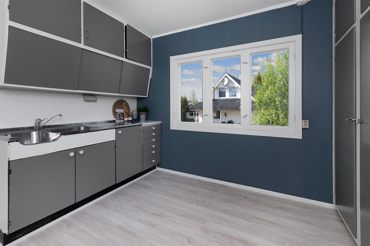 Kjøkkenet har en velholdt og nymalt, original innredning langs to vegger. Galleribilde