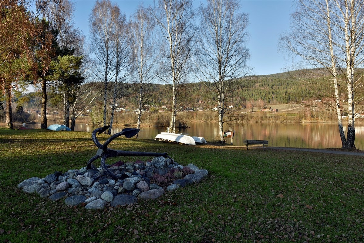 Det er kort vei til lekeplass, fotballbane, idrettshall, treningssenter og svømmehall. Galleribilde