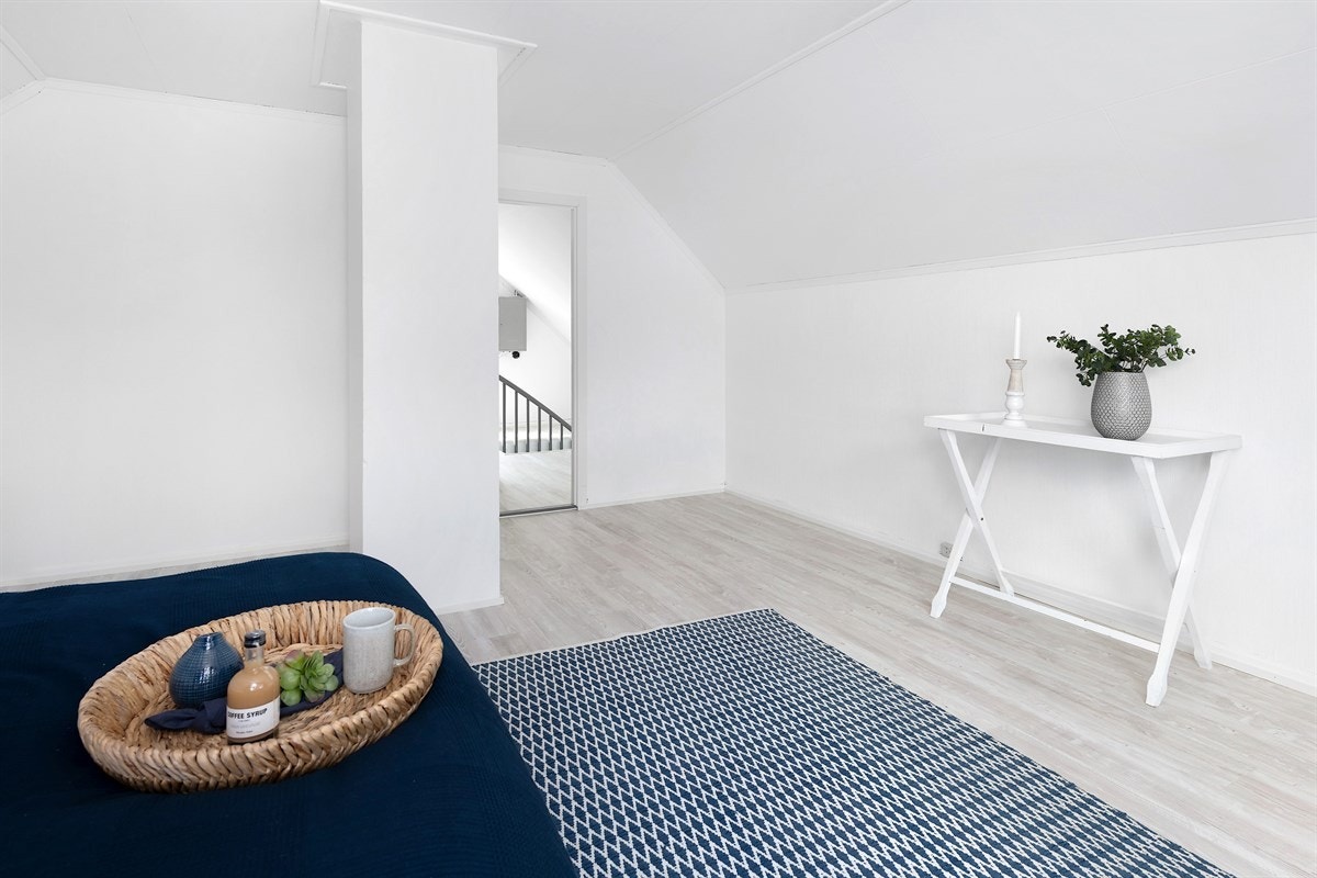Begge med nymalte panelplater på veggene og pent laminatgulv. Galleribilde