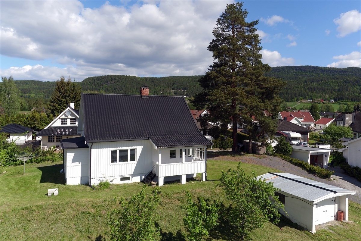 Beliggenheten er barnevennlig og det er kort vei til både bussholdeplass, togstasjon, barnehage, barneskole og elven. Galleribilde