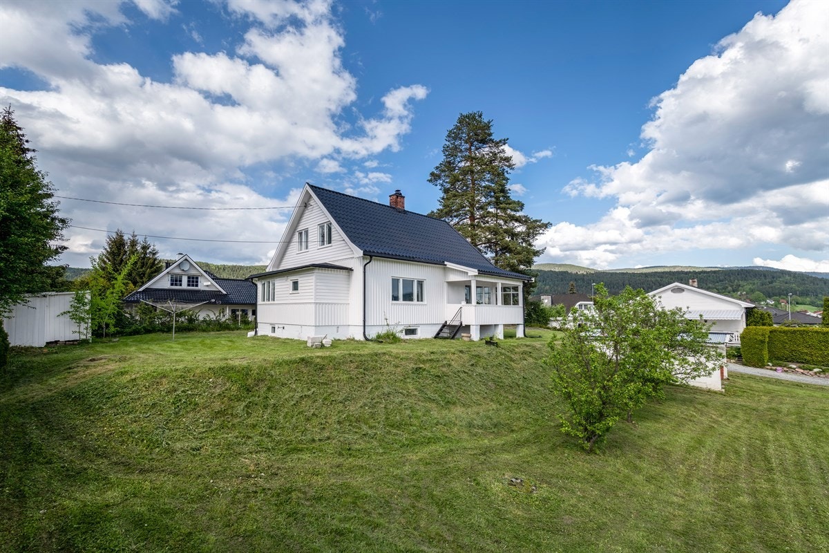 PrivatMegleren ved John Granly Steen og Kristian Arthur Brunvoll har gleden av å presentere denne sjarmerende eneboligen o/2 plan+kjeller! Galleribilde