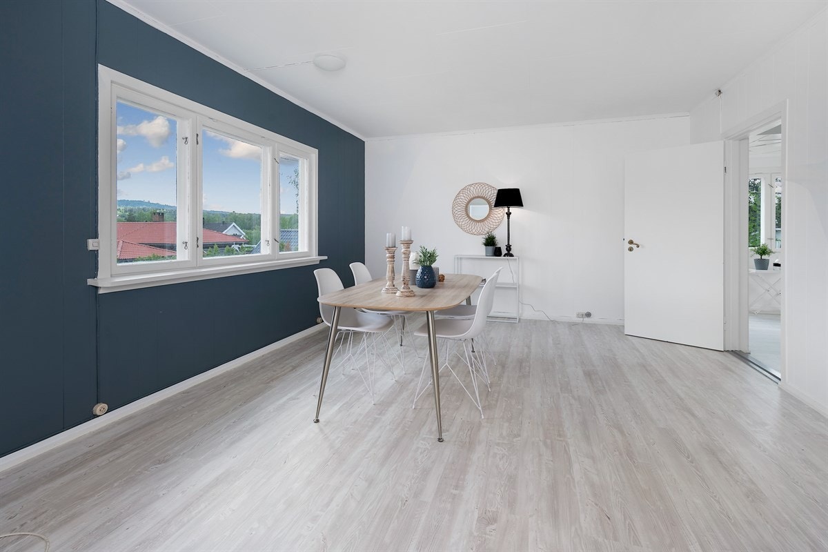Stuen er nylig overflateoppusset med malte panelplater på veggene og nytt laminatgulv. Galleribilde