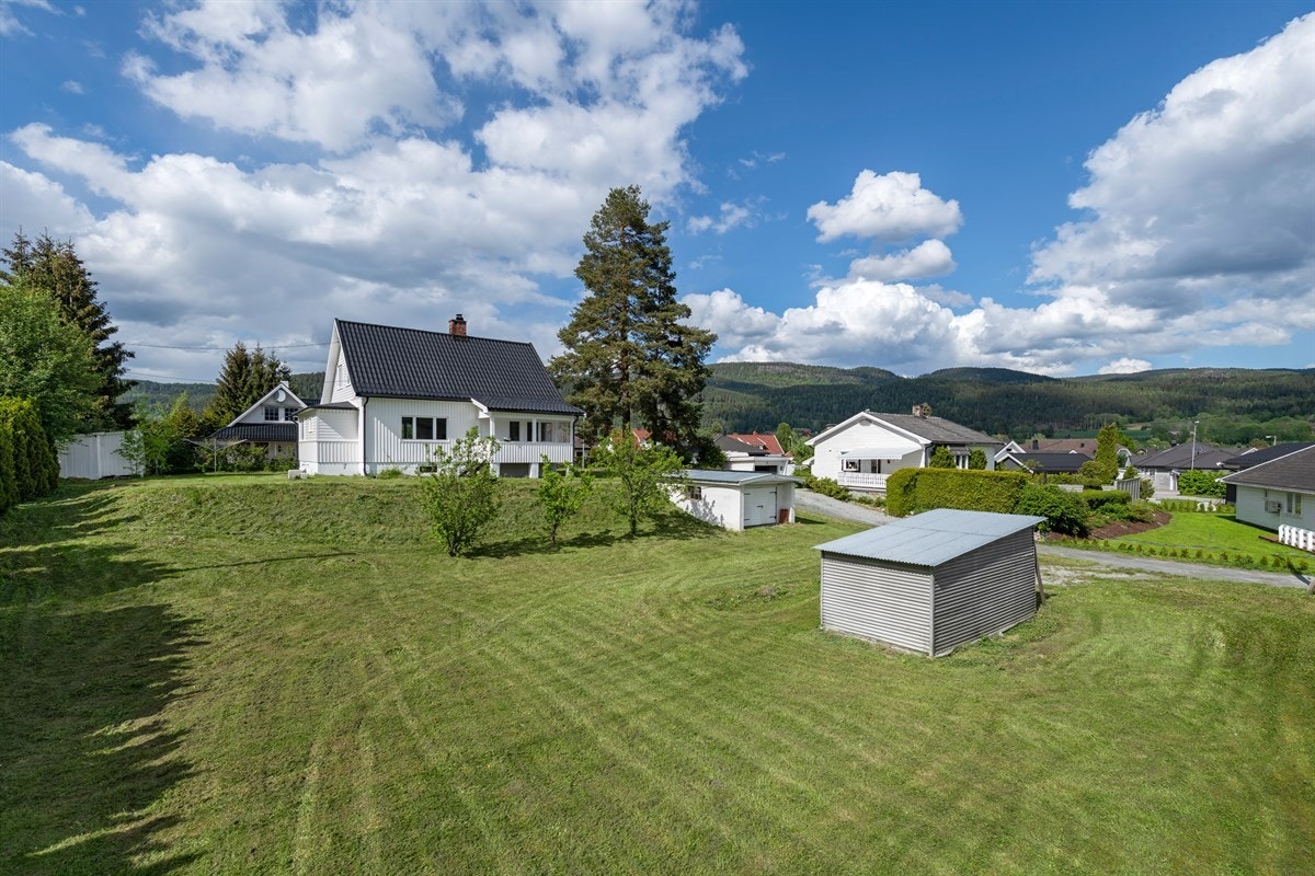 Etter fradeling av tomt i hagen vil tomten ha en foreløpig beregnet størrelse på 631 m2. Det tas forbehold om endelig størrelse på tomten ved oppmåling. Galleribilde