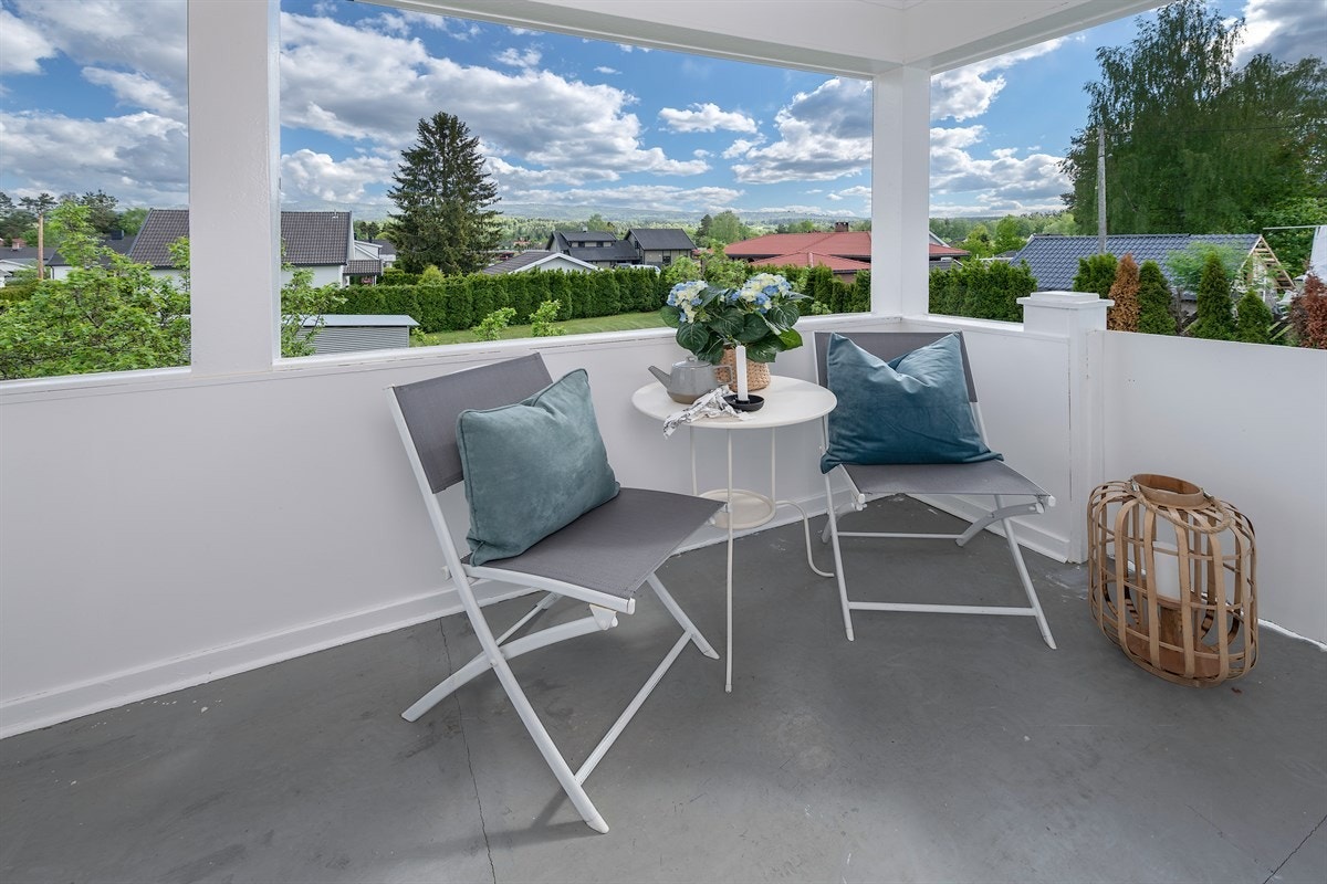 Fra stuen er det utgang til en overbygd veranda. Galleribilde