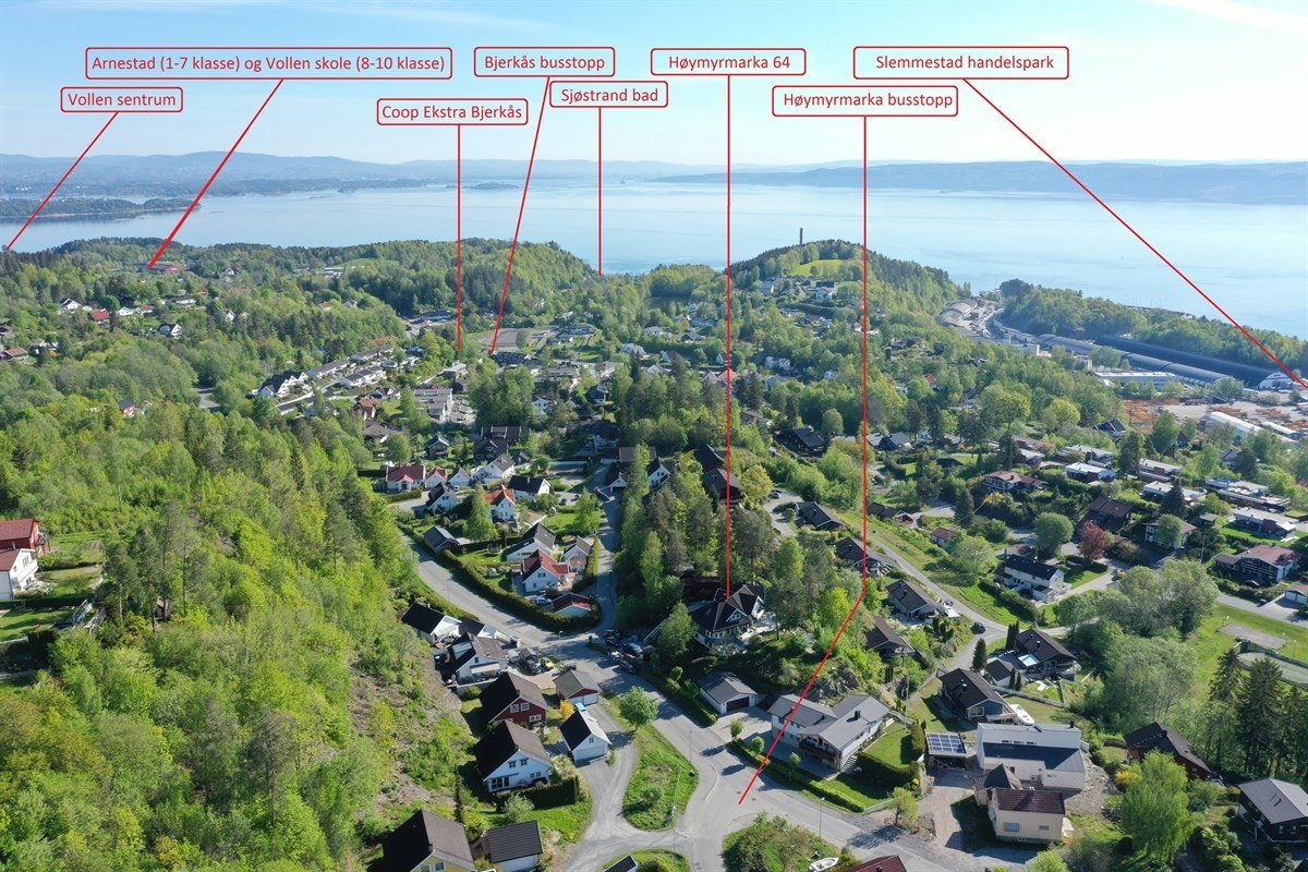 Velkommen til Høymyrmarka 64, en sjeldent stilfull og påkostet villa med fantastisk fjordutsikt og svært gode solforhold. Galleribilde