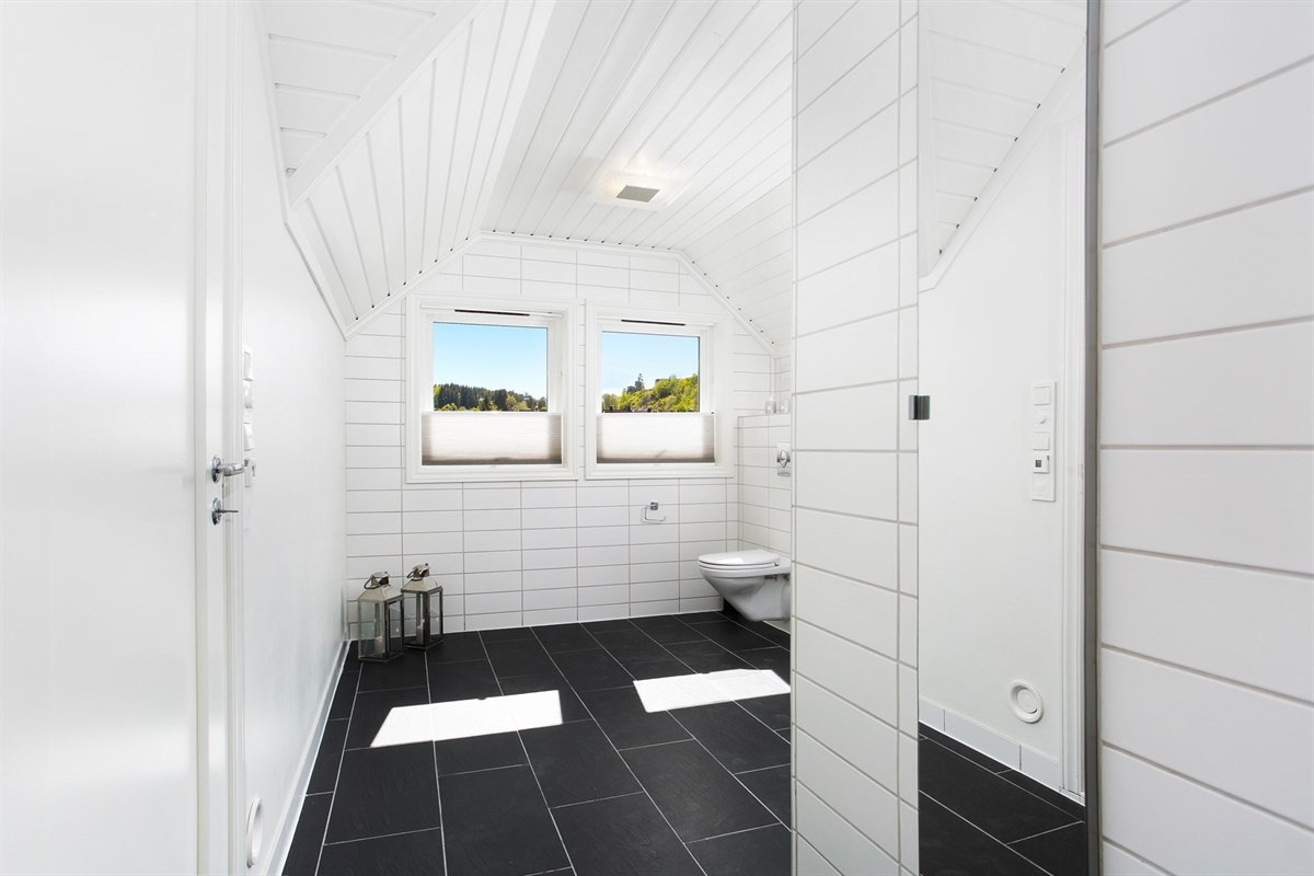 Velkommen til Høymyrmarka 64, en sjeldent stilfull og påkostet villa med fantastisk fjordutsikt og svært gode Galleribilde