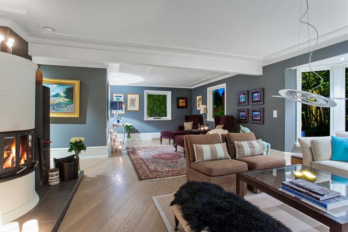 Velkommen til Høymyrmarka 64, en sjeldent stilfull og påkostet villa med fantastisk fjordutsikt og svært gode Galleribilde