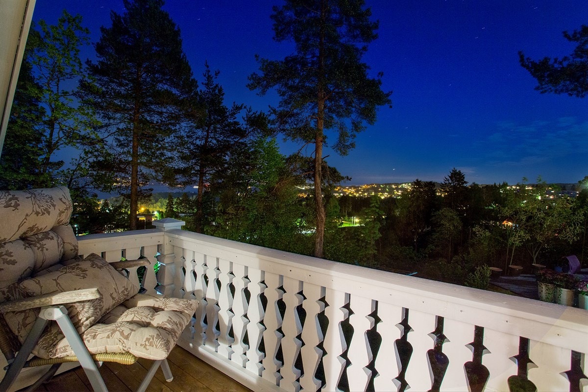 Velkommen til Høymyrmarka 64, en sjeldent stilfull og påkostet villa med fantastisk fjordutsikt og svært gode Galleribilde