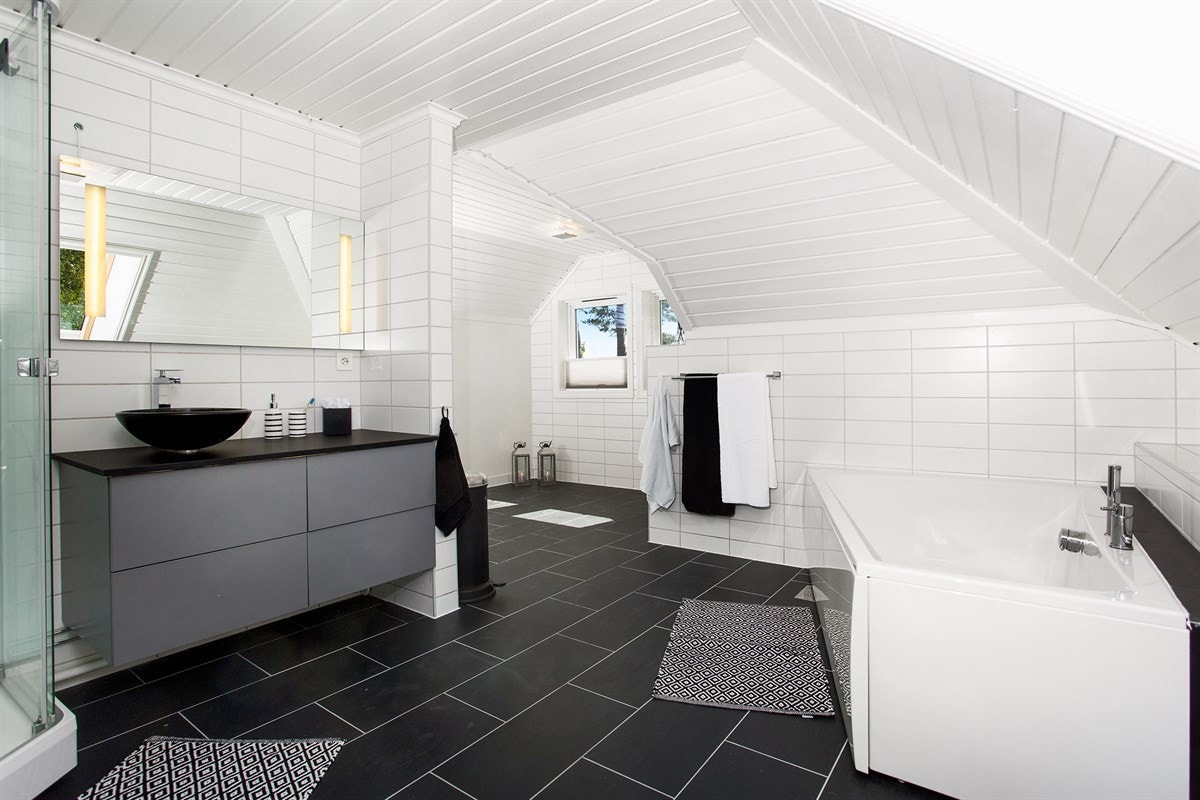 Velkommen til Høymyrmarka 64, en sjeldent stilfull og påkostet villa med fantastisk fjordutsikt og svært gode Galleribilde